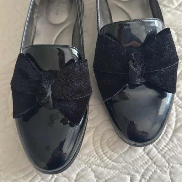 Bandolino Black Patent Leather Flats & Loafers w/ Velvet Bow - Picture 6 of 6
